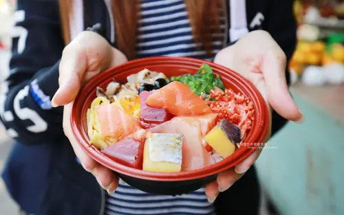 台中大里│天皇壽司-100元的丼飯也太划算了吧.大里仁化黃昏市場新鮮平價外帶選擇性多花壽司 - 藍色起士的美食主義