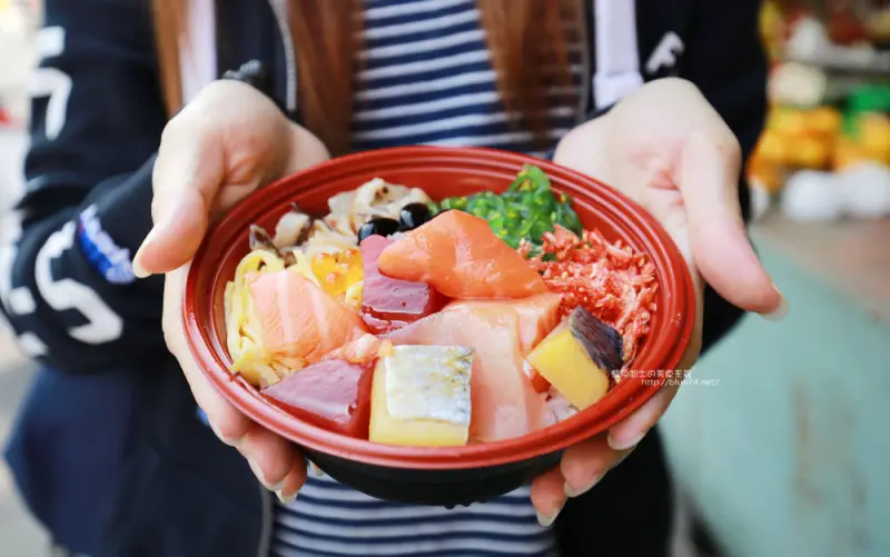 台中大里│天皇壽司-100元的丼飯也太划算了吧.大里仁化黃昏市場新鮮平價外帶選擇性多花壽司 - 藍色起士的美食主義