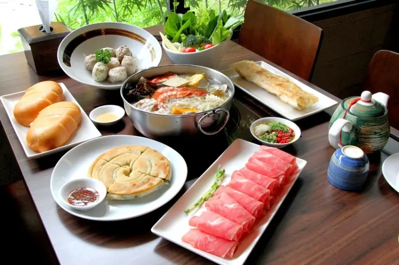 台中北區，黃金張老甕東北酸菜鍋~天然發酵酸白菜，湯頭自然回甘....還有手工麵點超對胃。 - 微笑Joe幸運