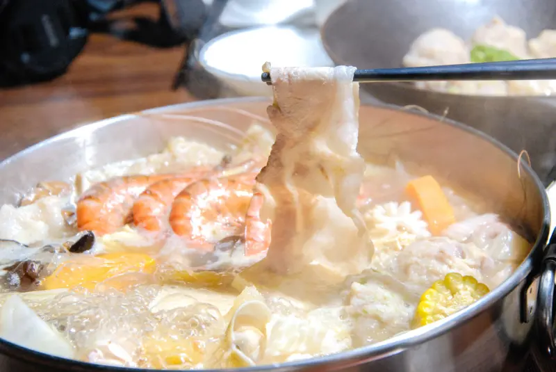 台中天津路美食 | 黃金張老甕東北酸菜鍋  承襲古法以陶甕醃製酸白菜  天然發酵的酸  柔和極致