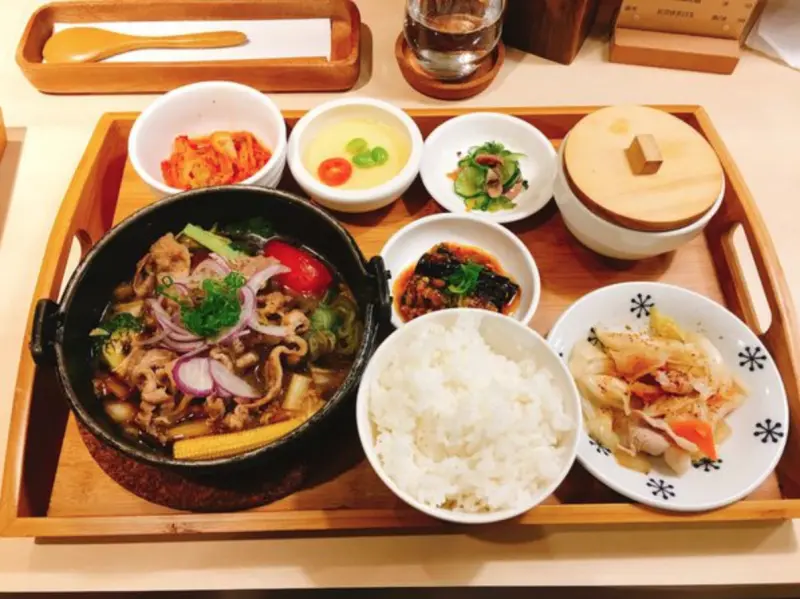 《台北❤️松山》芝生食堂，民生社區木質調日系風食堂，手作家常暖呼呼鍋物定食