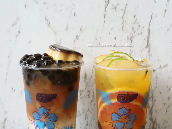 〖台中│美食〗刁心 Diao Xin tea ❤ 精誠路新開的飲料店，裝潢走夏威夷熱情風格，主打手工圓片水果茶，還有料爆多的惡魔鮮奶茶!!