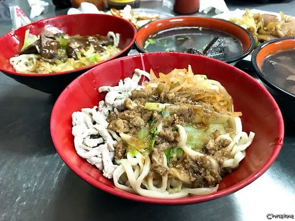 【南投。美食】草屯 / 八點檔麵食攤，無招牌神秘麵店，超推榨菜肉絲乾麵，隱藏版銅板美食，超高CP值，草屯育英街