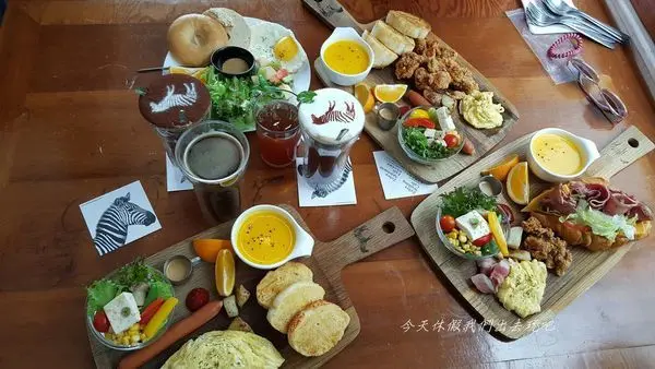 斑馬散步咖啡。老房子改建的風格餐廳。早午餐斑馬私房炸雞會讓人一塊接一塊地下肚