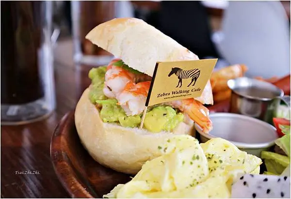 [台中市西區]斑馬散步咖啡Zebra Walking Cafe|氣氛裝潢佳，餐點好吃，免收服務費近台中市立美術館