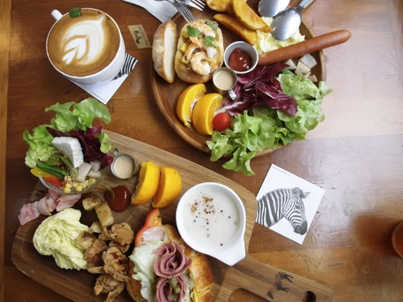 台中早午餐 ▎斑馬散步咖啡│找斑馬散步吃早餐，再去美術館看展覽 [大花說]