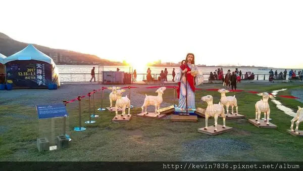 美麗浪漫的黃金水岸淡水河濱步道,有3D地面藝術聖經故事與栩栩如生的藝術作品,讓我遇見<淡水-天降神子>