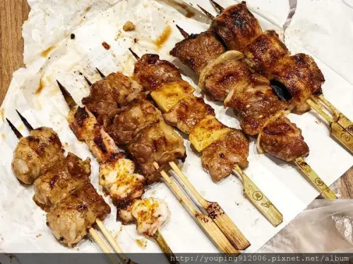 台中北區｜燃手串 一中店，從嘉義來的創意串燒，日式風格裝潢配上一百分餐點(附菜單)！