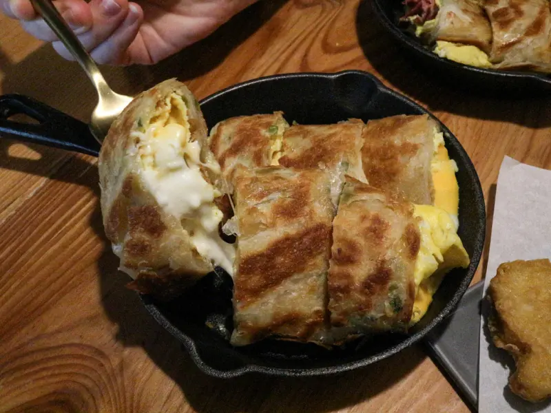 (中山捷運站)中山區早午餐-餐酒館裡點早餐-guru house中山店,爆漿三種起司鐵板厚蛋餅,可以拉至30公分長的起司