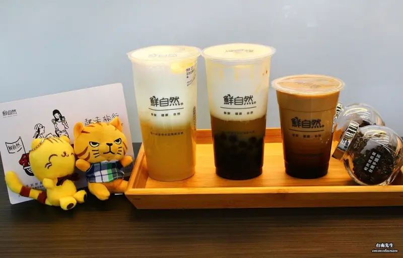 台南茶飲店／使用瑞穗鮮奶、台糖甘蔗液糖／不用業務用牛乳、化學人工果糖／嚴選台灣高山茶／獨家高山茶萃取沖泡技術／無糖也會回甘／自帶保溫杯折價優惠