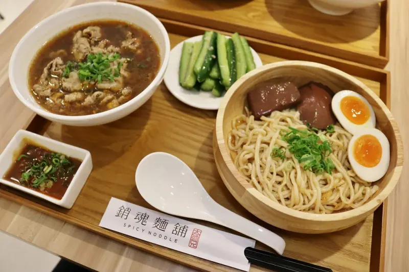 台北｜大師兄銷魂麵舖(忠孝店) 麻辣/清燉牛肉湯 香麻銷魂乾拌麵 - 奇奇一起玩樂趣