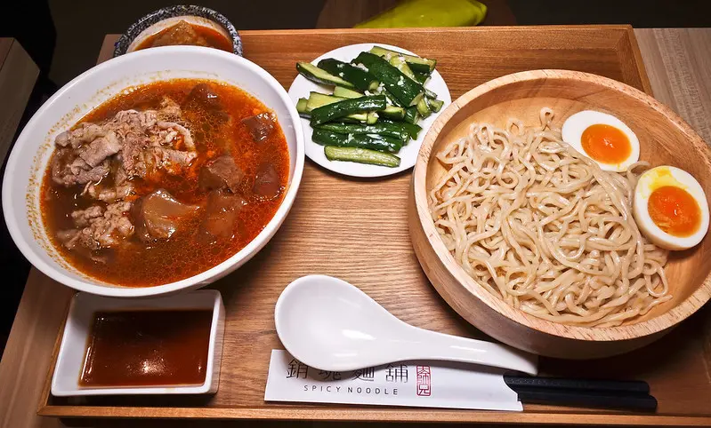 大師兄銷魂麵舖-忠孝店,排隊半小時吃,麻辣鍋底湯頭加銷魂乾拌麵