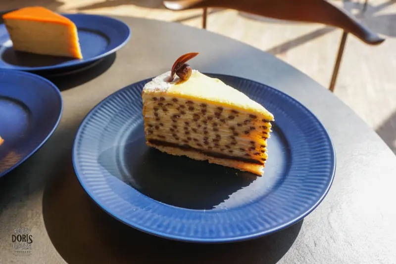  《食記》台南安平【深藍咖啡館】法式千層蛋糕X清水模建築超好拍X台南必吃甜點X深藍旗艦店