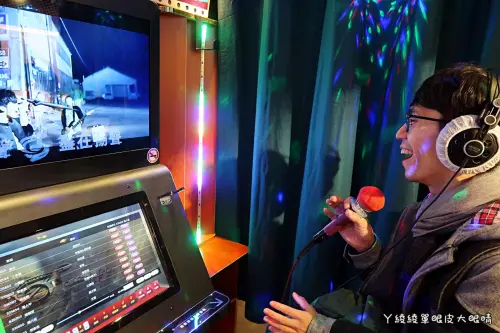 6+Plaza購物廣場試營運，電話亭行動KTV好吸睛！綾綾單眼皮大眼睛