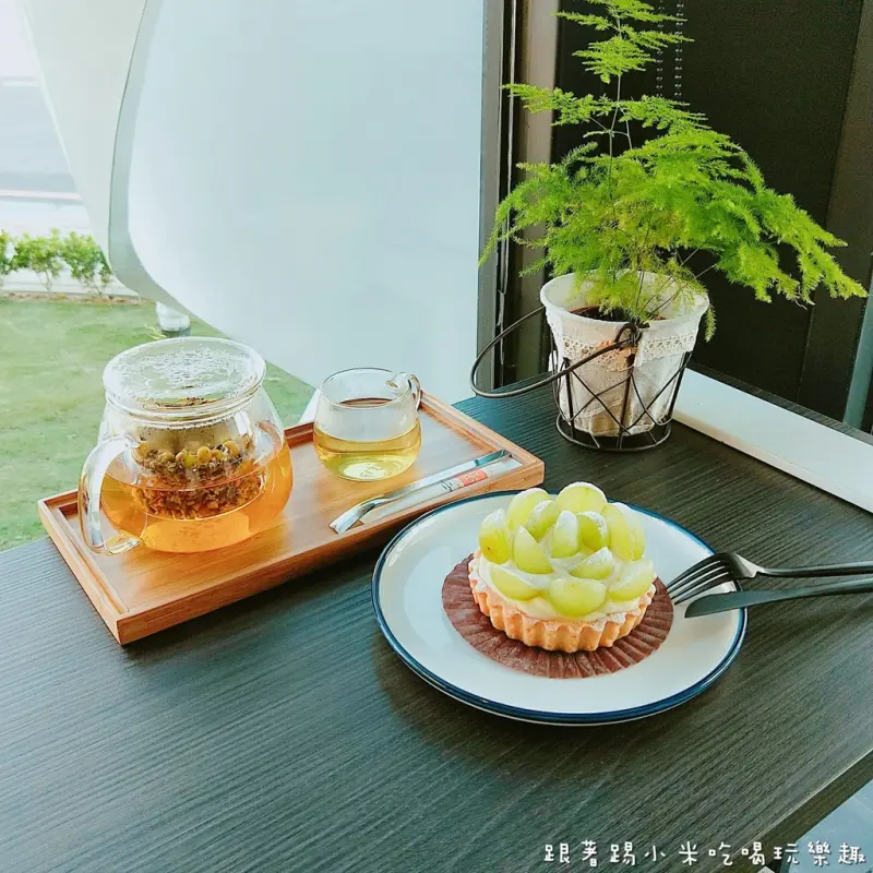 A&J.CAFE。巨大蝴蝶結禮物盒貨櫃咖啡。推綠寶石生乳酪(IG網美好拍餐廳.南寮景點咖啡尚濱路跟聖軍路路口)--踢小米食記