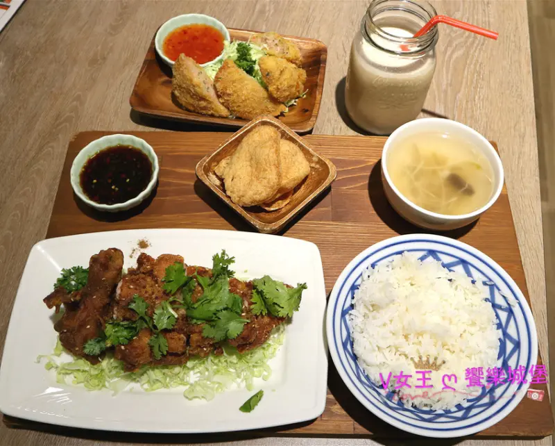 【新北美食】板橋南洋火鍋 長鼻子泰式咖哩 ~ 一個人也可以享用特殊的泰式料理，白飯、醬料、蝦片 任你吃，讓你吃飽飽滿意的笑著離開。。