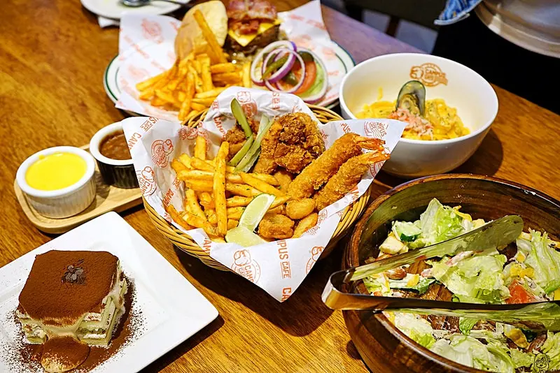 『台中。西區』 Campus Cafe 連鎖校園美式餐廳 台中廣三SOGO百貨旗艦店｜自助式不收服務費的青春洋溢美式餐廳  炸物、漢堡、木盆沙拉、義大利麵、燉飯 等大份量料理，美式校園風味與價格。  