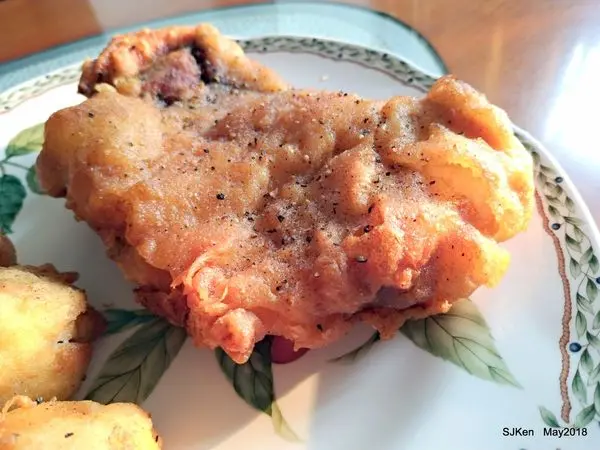 (台北捷運板南線市政府站周邊美食)「娘娘雞排永吉店」 --- 雞排足足七兩重，外酥脆內香軟，好吃得連叫兩聲娘! 