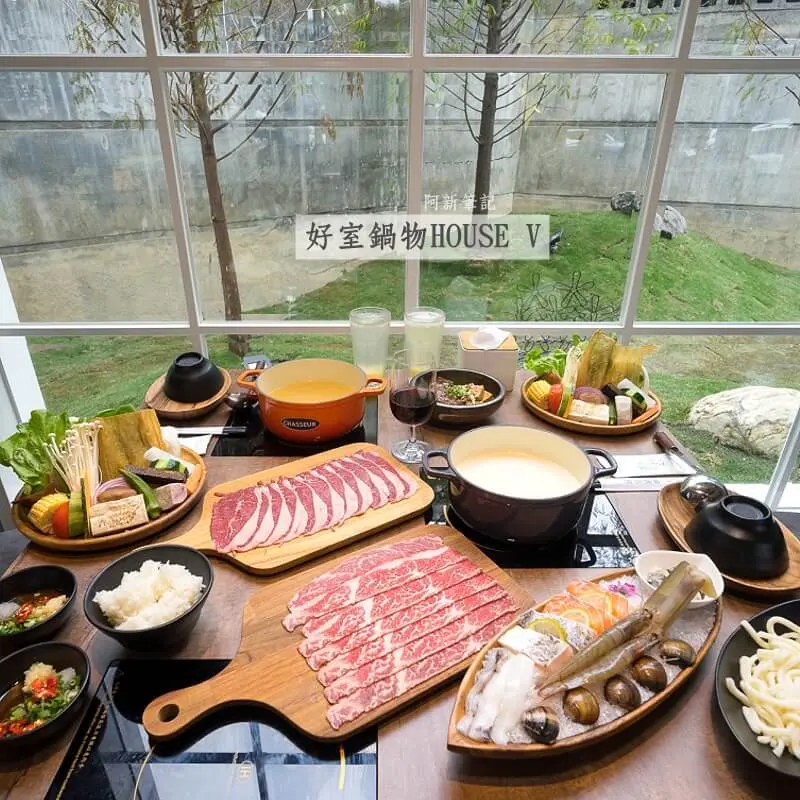 台中首間冷藏肉鍋物專門店，裝潢優雅迷人，吃火鍋像是在Villa渡假，份量多價格平價，讓人會想回訪鍋物店。