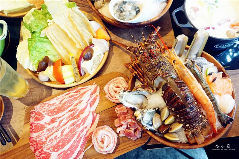 HOUSE V 好室鍋物。台中最美火鍋店，冷藏高級肉專門店，主打高級冷藏肉品，季節限定的深海大龍蝦套餐，一次品嚐到海陸大餐!