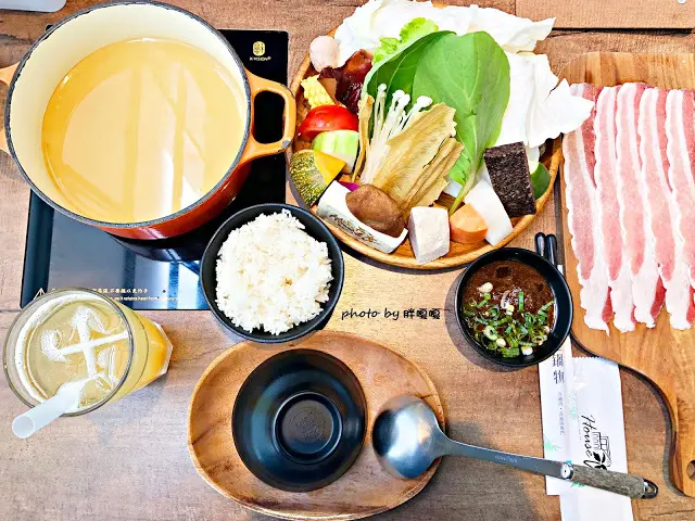 【台中 南屯】HOUSE V 好室鍋物 🌿🌿🌿 美到讓人難以相信這是火鍋店，用餐空間優雅、舒適，肉品當真好吃、海鮮也新鮮的沒話說，還有午間限定鍋物，整個很划算，是會讓人想再訪的鍋物餐廳💘
