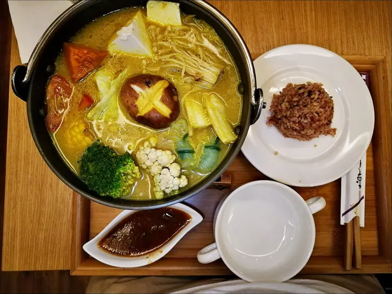 台中素食火鍋推薦．哈里歐法式蔬食咖啡館 本來要吃柚子蔬食的 不過素食的咖哩牛奶火鍋好吃夠味