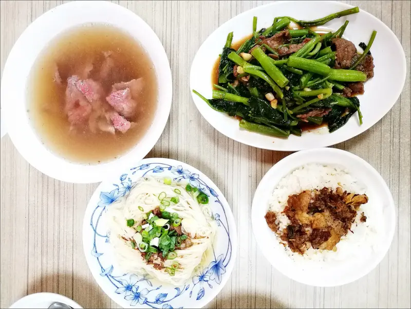 [台中] 大三仙頂級現宰牛肉湯 台中也喝的到台南牛肉湯 來個白飯麵線加個熱炒配湯剛剛好