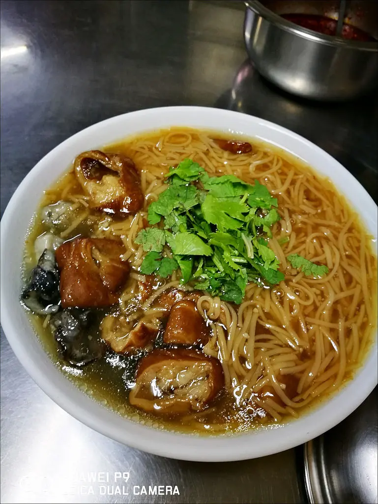 [台中] 精武路大腸蚵仔麵線 不好吃免錢的招牌很醒目 很多路過的計程車司機都會來吃