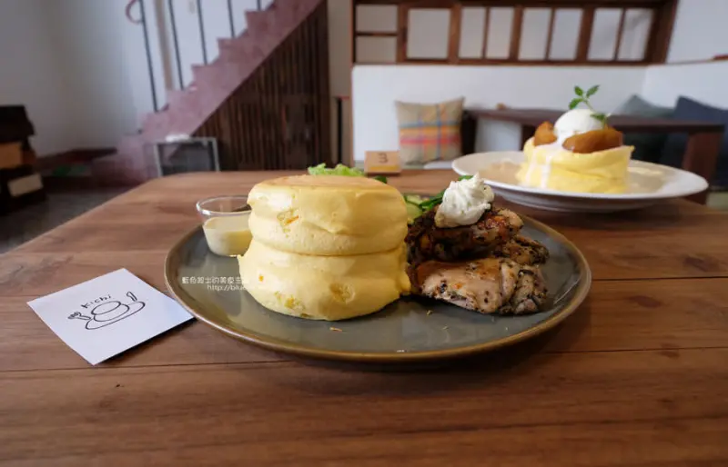 台中北屯│Kichi-隱密巷弄老屋日式鬆餅店.鹹甜口味鬆餅都有.星期三六還可以逛逛樓上的三十二古物店喔 - 藍色起士的美食主義
