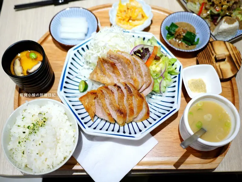【台中美食】品田牧場日式定食.豬排 台中東海 J-mall店，台中JMall美食廣場2樓餐廳，新開幕來店打卡送好禮！大洋鮭西京燒好好吃，白飯、味噌湯、高麗菜還可以續加。(台中親子聚餐餐廳、台中東海美食