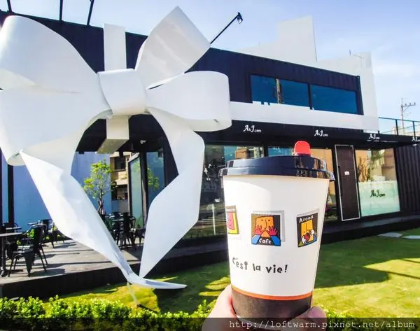 新竹超大蝴蝶結緞帶貨櫃屋咖啡館 A&J Cafe 遠遠看好像可愛的禮物盒子 靠近南寮漁港 17公里海岸線的放空發呆景點(附菜單)... 