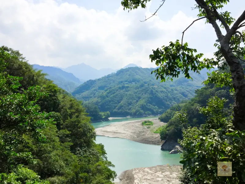【桃園旅遊景點推薦】拉拉山輕旅行一日遊~泰雅族溪口部落美味原住民風味餐，超好玩的搗麻糬和甜酒釀DIY，另有超神祕的戰備隧道3D立體彩繪