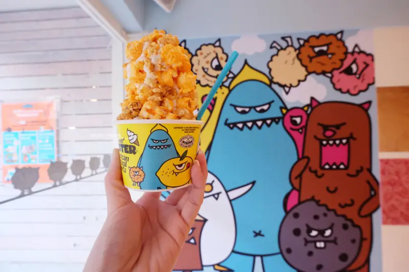 台中西區│甜心怪獸台中旗艦店-來自韓國首爾有著滿滿爆米花的怪物霜淇淋 - 藍色起士的美食主義
