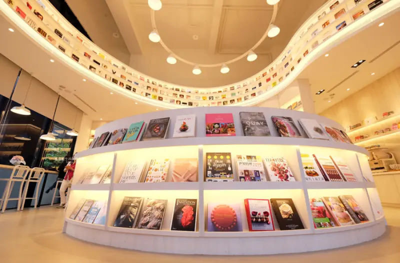 台中南屯│益品書屋台中店-設計感空間內藏書豐富.100元不限時閱讀.咖啡冰沙茶品無限續杯 - 藍色起士的美食主義