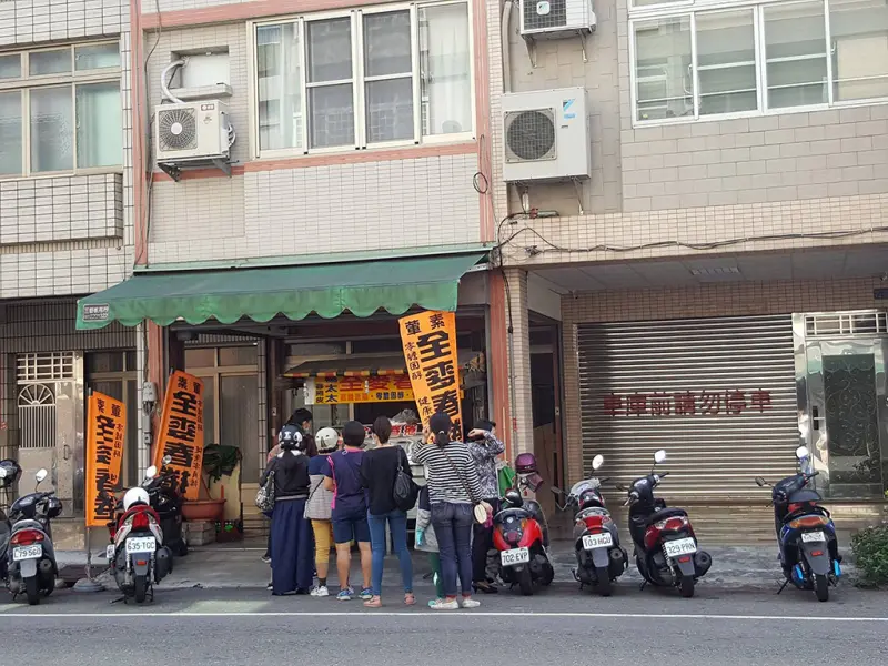 【高醫美食】楊太太全麥春捲。一手無法掌握 霸王級爆料春捲 CP值破表