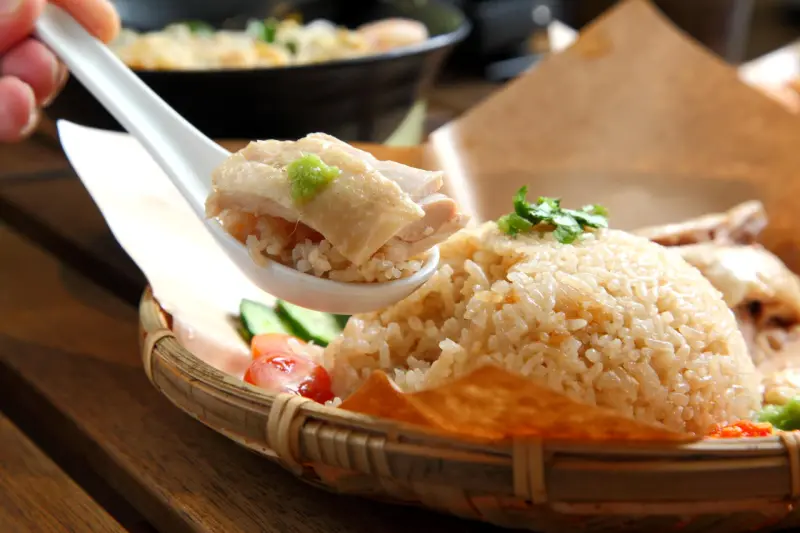 [台北萬華]西門町美食，吃了會想念的正宗馬來西亞海南雞飯！艾叻沙西門町創始店 - 大手牽小手。玩樂趣