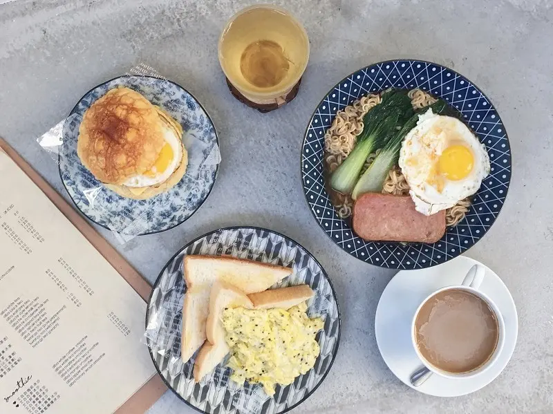 【板橋｜江子翠站】艾白旅生 Alba Voyage＿韓式風格卻賣港式餐點＿IG打卡新咖啡廳＿殺光手機容量也不足為奇