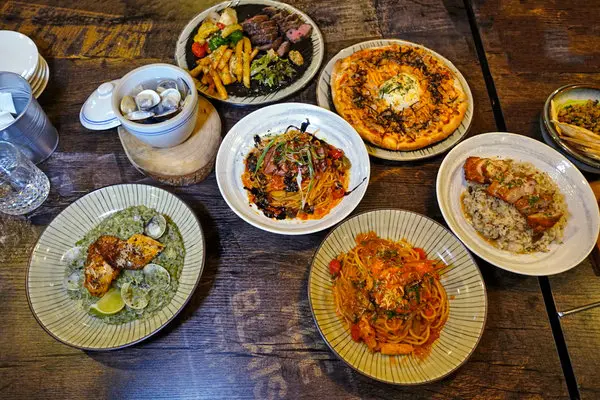 食旅三峽-小聚餐酒館，三峽北大特區特色義式餐廳，中西合併的特色餐點、多樣化創意調酒，三五好友聚餐的好選擇