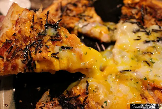 三峽美食|小聚餐酒館是聚會用餐的好選擇結合台式西式的創意風味餐點好喝的調酒特定時間還有現場演唱