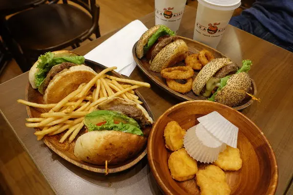 (胖樺食記)信義區推薦美食「KUA`AINA夏威夷漢堡 微風信義店」/信義微風推薦餐廳/脆薯雞塊都推薦/歐巴馬愛店/不收服務費