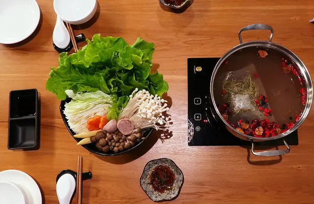 【新竹美食】Ayakakin彩花金火鍋居酒屋|連日本人都來吃的養生中藥火鍋!!新竹北區/深夜食堂@鮪魚的奶奶