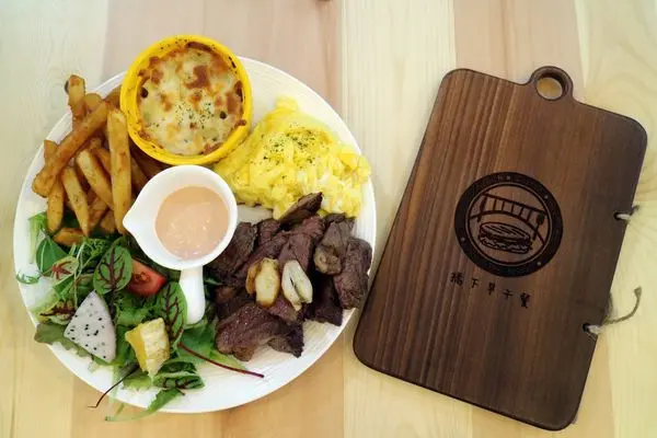 高雄左營區=<食>橋下早午餐~車水馬龍之中的小秘境＊美味的早午餐＊美得不像話的濃湯＊早午餐推薦=