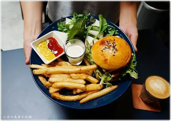 台中咖啡館推薦』OkieDokie Cafe║夢幻彩繪牆，網美必去打卡點!文青風裝潢，結合澳洲輕食、漢堡、三明治的咖啡小店        
      