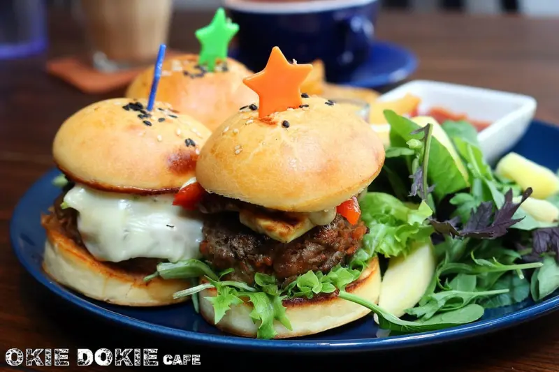 台中西區咖啡館OkieDokie Cafe，純正澳洲風味，自製漢堡皮加上多汁手打肉排，下午茶甜點熱鍋鬆餅，聚會包場推薦