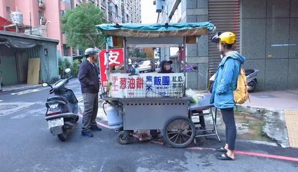 【蘆洲美食】民族路無名蔥油餅-絕無僅有的15元蔥油餅店