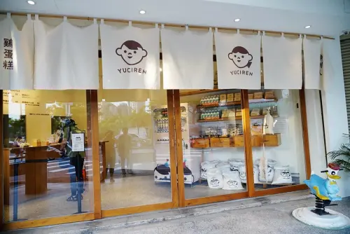 【台灣，台中美食】小攤車變店面還出國開店的魚刺人雞蛋糕- Food Stand (審計旗艦店)。
