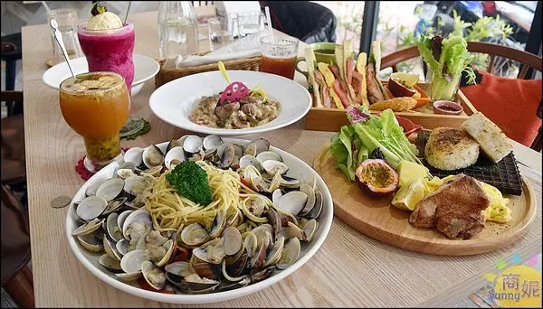 台中美術園道平價早午餐。采咖啡。份量十足附飲料只要168元 滿山滿谷蛤蜊義麵太驚人CP值爆表!              