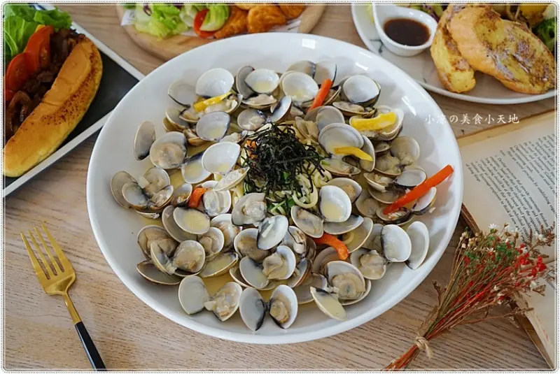 Dacai Cafe 采咖啡║緊鄰美術館綠園道，足1斤滿滿蛤蠣霸氣十足，視覺系餐點滿足眼球及味蕾！