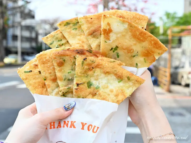 蔥油餅發財車｜台中豐原必吃銅板美食！在地人推薦的台中蔥油餅，手工現擀現煎，外酥內Q，天天大排長龍～