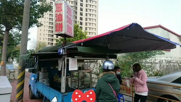 【台中】在地人才知道的好吃『蔥油餅發財車』，不用機器，純手工桿麵皮